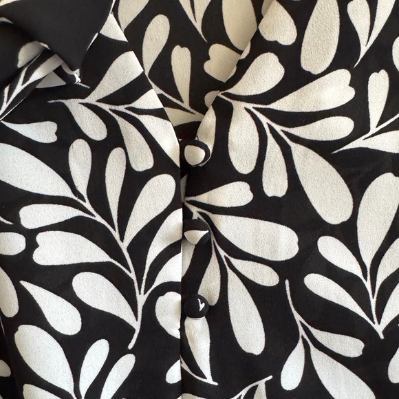 Ann Taylor Sleeveless Tie-Neck Blouse XXSP | Black & White Leaf Print - Picture 3 of 5